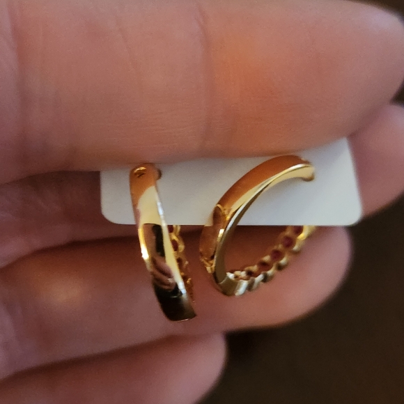 Gold plated huggies with red crystals - Picture 2 of 3